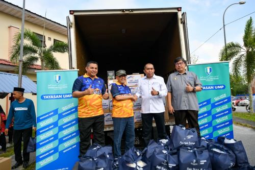 Kolaborasi UMP-UTHM Sukarelawan UMP Kilau Hulur Bantuan Mangsa Banjir ...